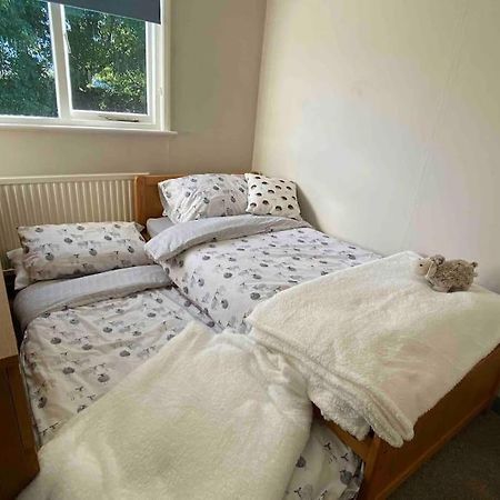 Cheerful 3 Bedroom Bungalow With Indoor Fire Place Gloucester Exteriör bild