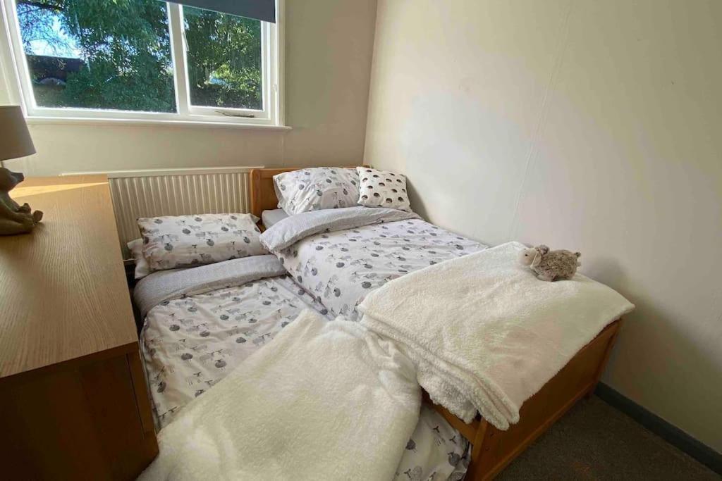 Cheerful 3 Bedroom Bungalow With Indoor Fire Place Gloucester Exteriör bild