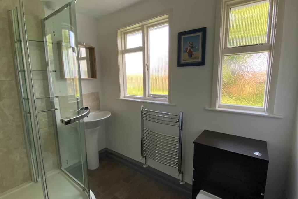 Cheerful 3 Bedroom Bungalow With Indoor Fire Place Gloucester Exteriör bild