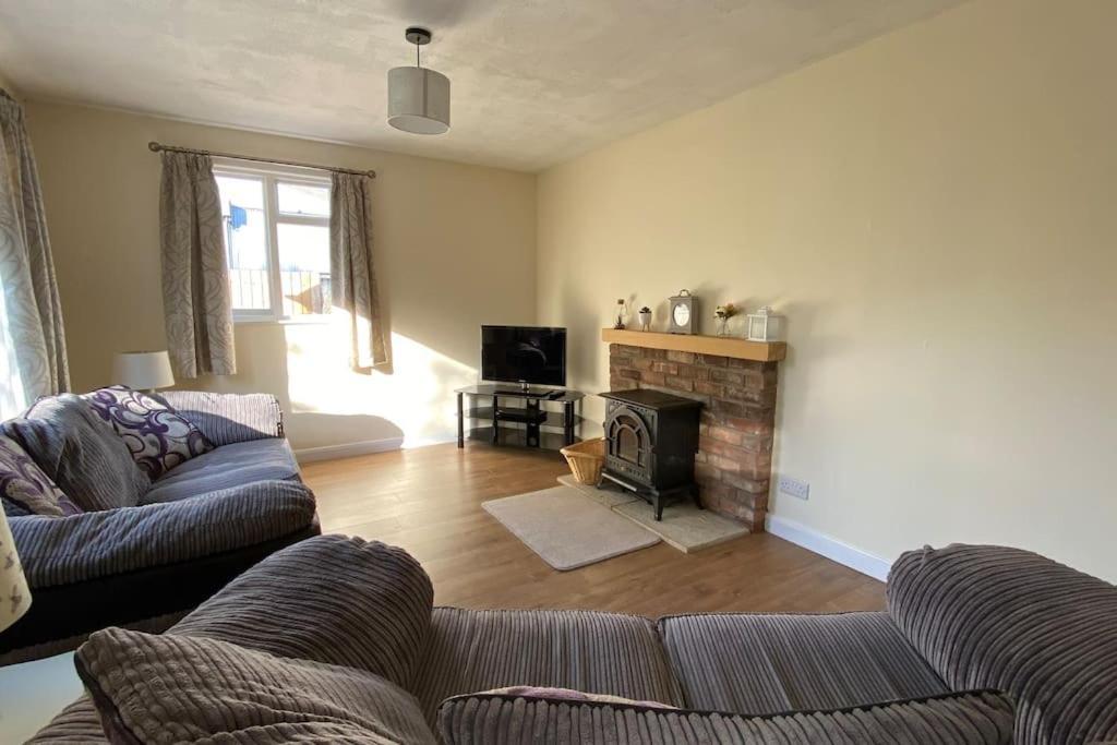 Cheerful 3 Bedroom Bungalow With Indoor Fire Place Gloucester Exteriör bild