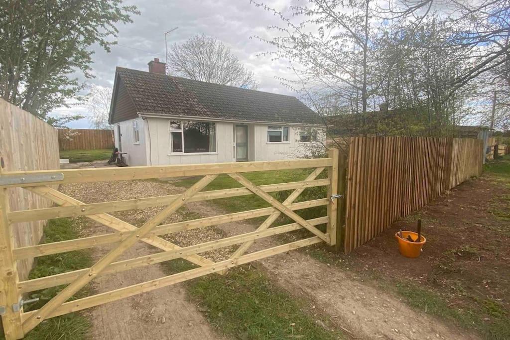 Cheerful 3 Bedroom Bungalow With Indoor Fire Place Gloucester Exteriör bild