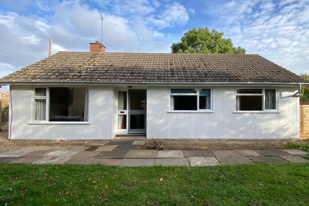 Cheerful 3 Bedroom Bungalow With Indoor Fire Place Gloucester Exteriör bild
