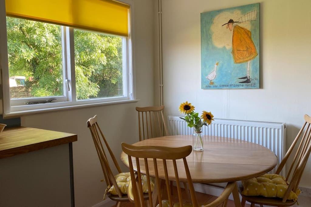 Cheerful 3 Bedroom Bungalow With Indoor Fire Place Gloucester Exteriör bild
