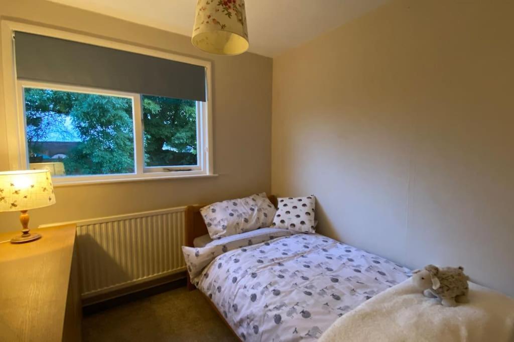Cheerful 3 Bedroom Bungalow With Indoor Fire Place Gloucester Exteriör bild