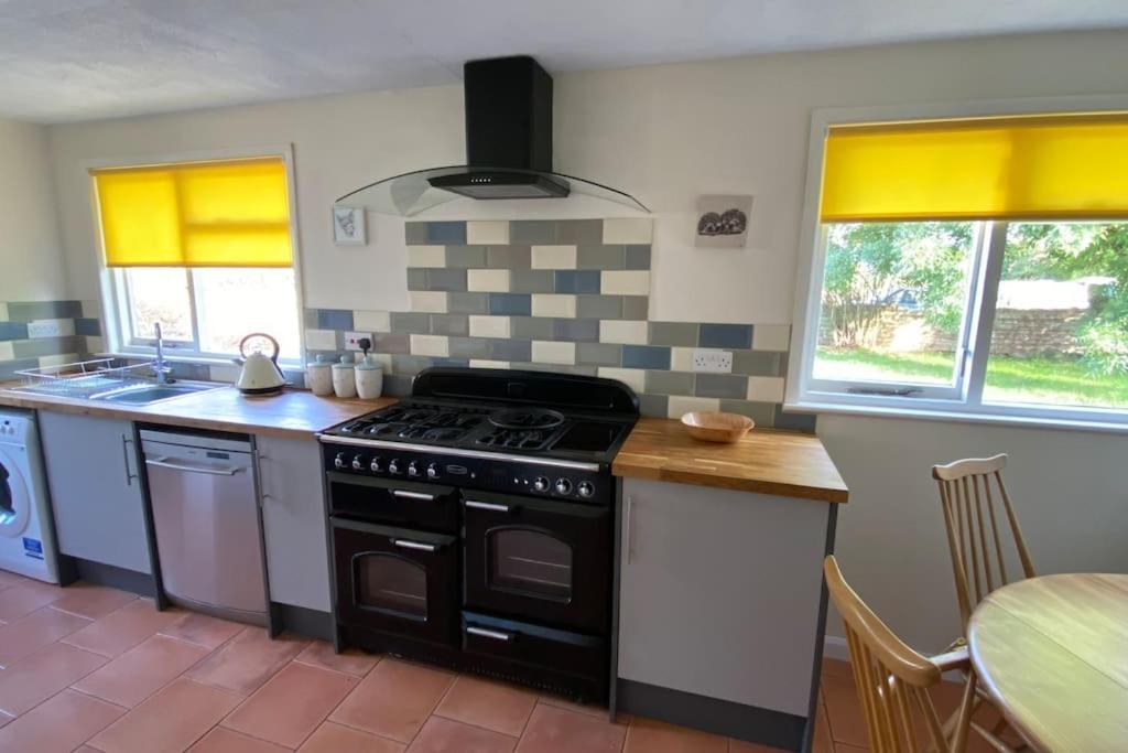 Cheerful 3 Bedroom Bungalow With Indoor Fire Place Gloucester Exteriör bild
