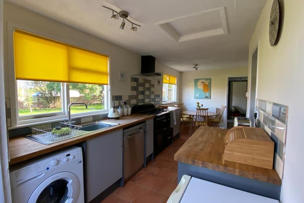 Cheerful 3 Bedroom Bungalow With Indoor Fire Place Gloucester Exteriör bild