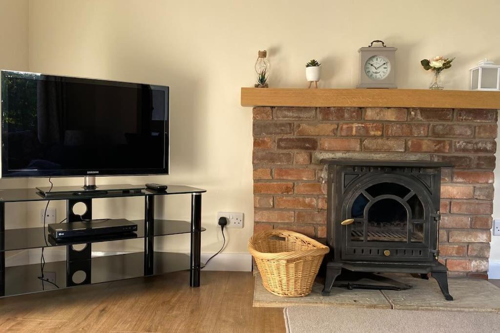Cheerful 3 Bedroom Bungalow With Indoor Fire Place Gloucester Exteriör bild