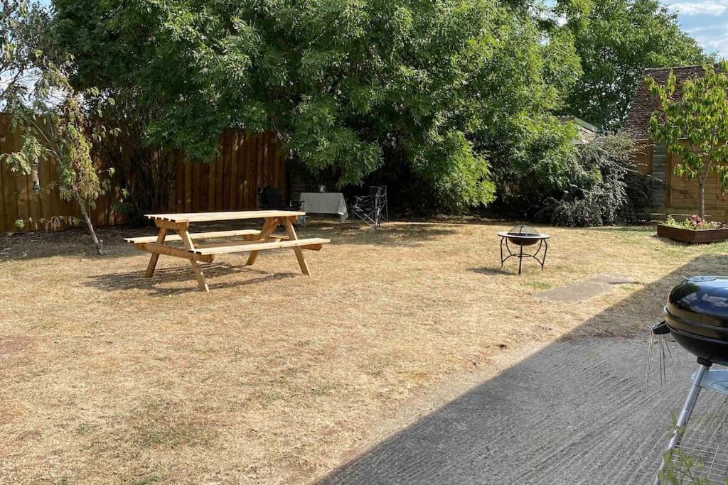 Cheerful 3 Bedroom Bungalow With Indoor Fire Place Gloucester Exteriör bild