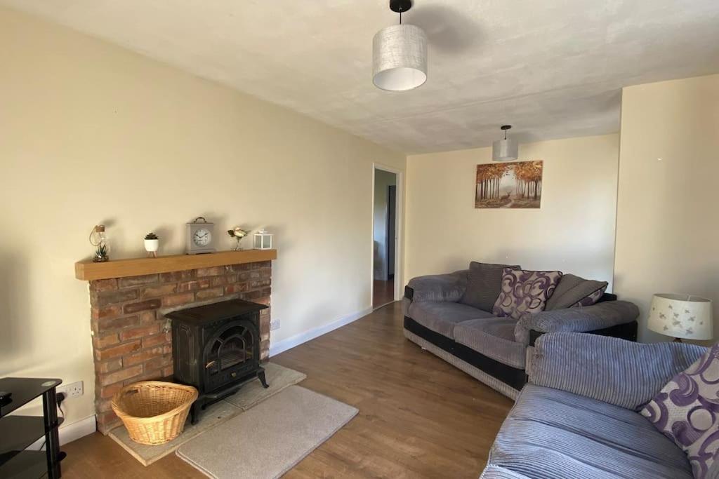 Cheerful 3 Bedroom Bungalow With Indoor Fire Place Gloucester Exteriör bild